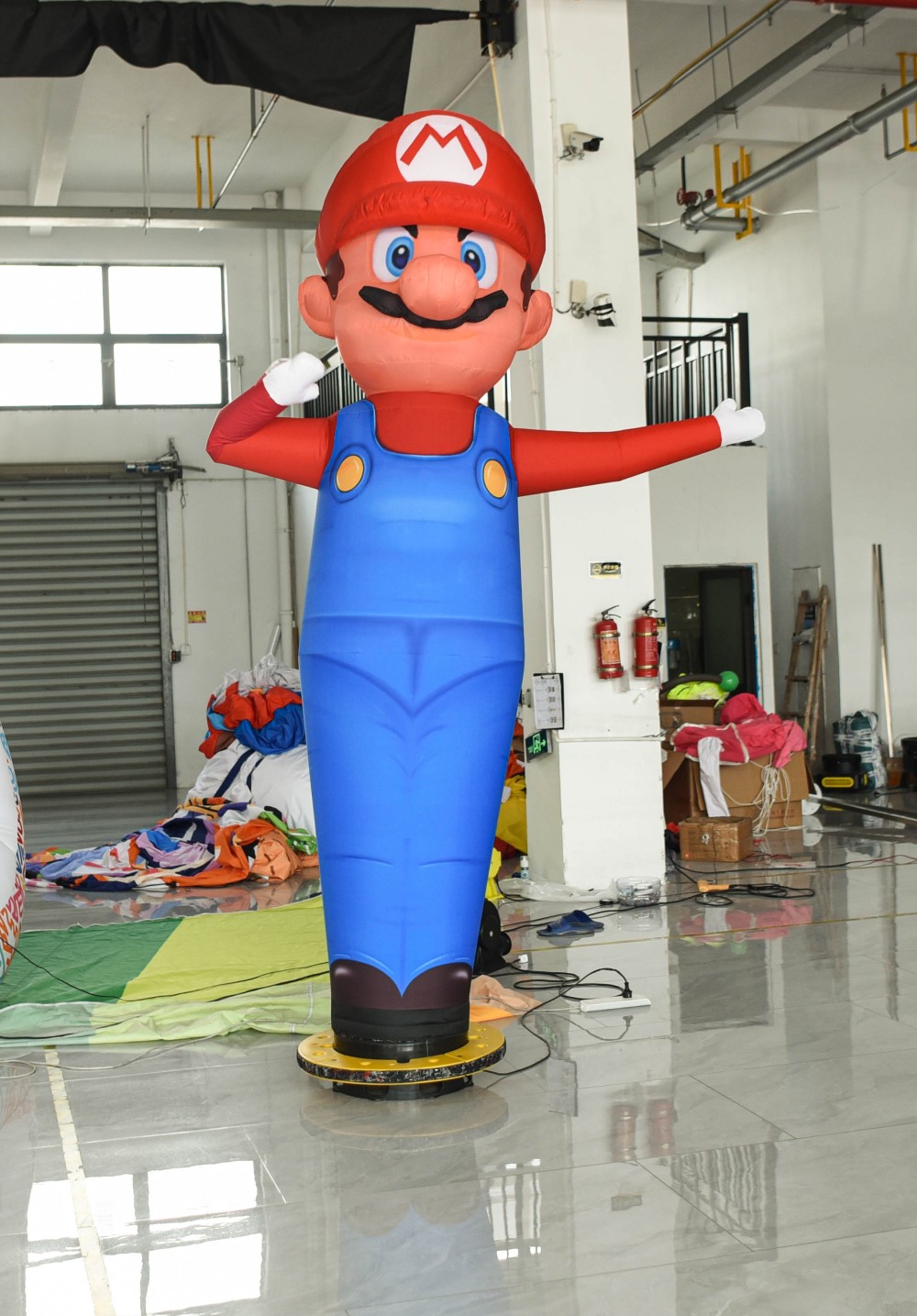 Żeffien li jintefħu blow up - Sky baloon air guy b'blower + LED dwal super mario