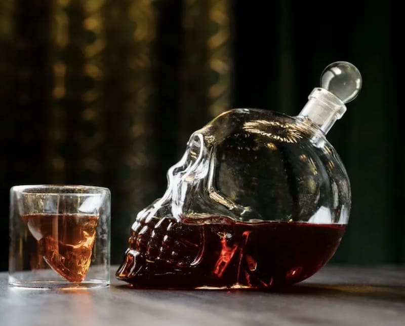 decanter lussuż b'nuċċalijiet tal-kranju