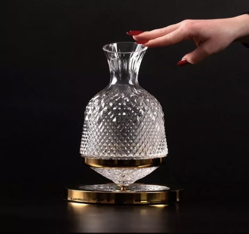 Decanter ta 'l-inbid tad-deheb / tal-fidda karafe rotanti ta' lussu aħmar għal min iħobb l-inbid