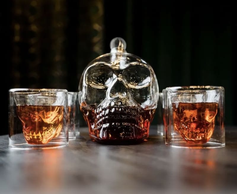 Skull Whisky decanter bi nuċċalijiet 3D fil-forma ta’ kranju